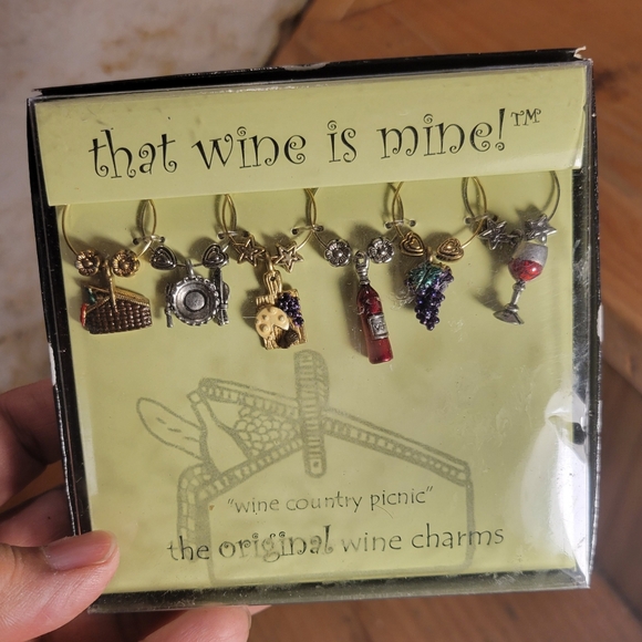 That Wine is mine - set of 6 charms "Wine Country Picnic" - Picture 1 of 2